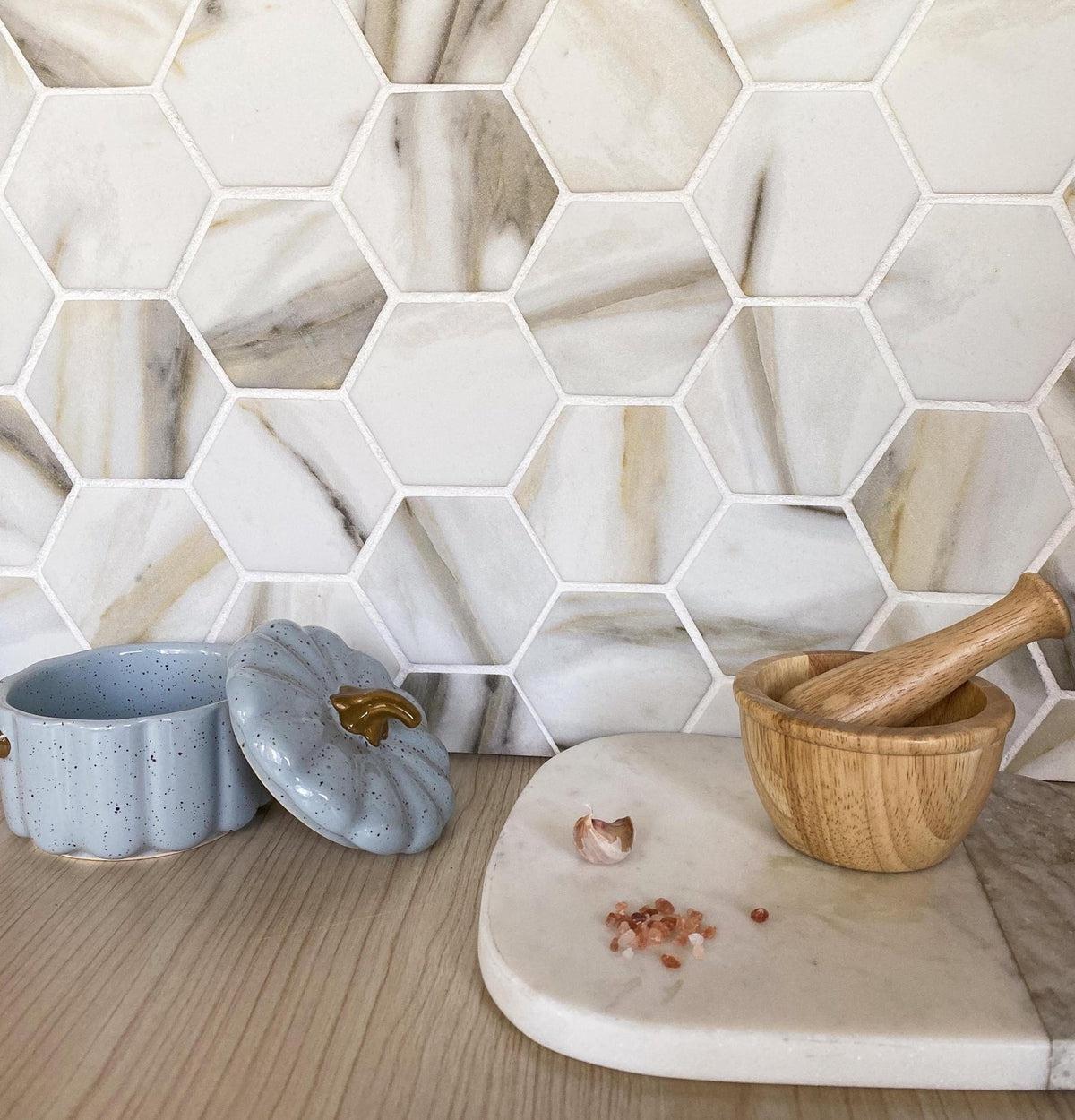 Calsynth Marbles クローン Recycled Glass Hexagon Mosaic In Calacatta Marble Color